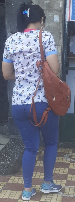 jov vene culona jm (1).jpg