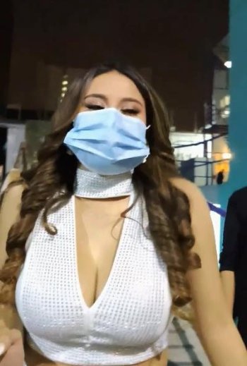 tetona caminando.mp4_snapshot_00.03_[2021.05.12_03.42.55].jpg