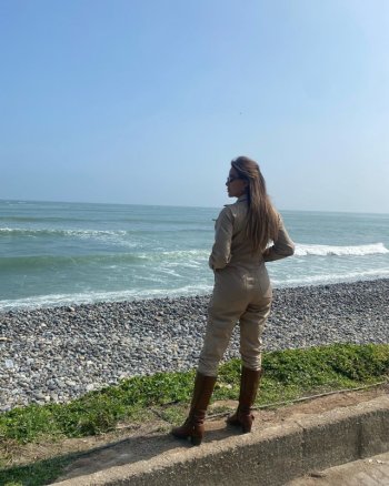 karlacasos Una dama no es la que cruza las piernas PHOTO.jpg