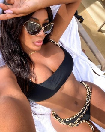 Monifa-Jansen-modelo-negra-em-foto-selfie.jpg