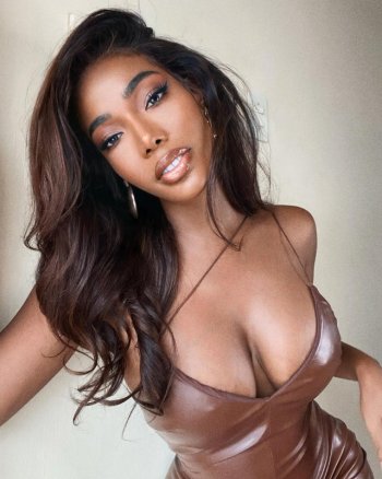 Monifa-Jansen-modelo-negra-posando-de-vestido-marrom-em-selfie.jpg