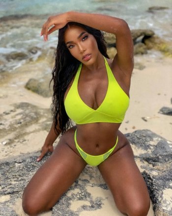Monifa-Jansen-modelo-posando-na-praia-de-biquini-verde-fluorescente.jpg
