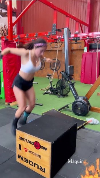 pechos-rosangela-espinoza-bubis-le-rebotan-camara-lenta-ejercicio-top-slow-motion (1).jpg