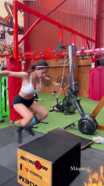 pechos-rosangela-espinoza-bubis-le-rebotan-camara-lenta-ejercicio-top-slow-motion (2).jpg