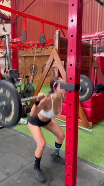 pechos-rosangela-espinoza-bubis-le-rebotan-camara-lenta-ejercicio-top-slow-motion (3).jpg