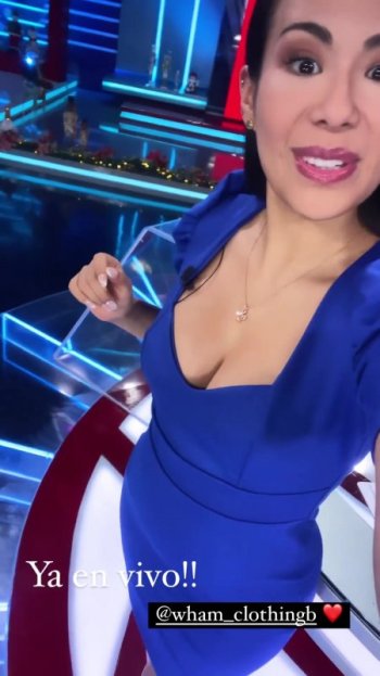 fatima-chavez-escote-pechos-se-le-ven-desde-arriba-se-graba-en-vivo- (2).jpg