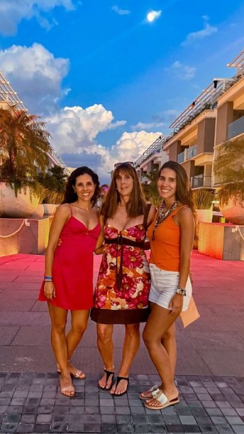 tello_vane Tan feliz de pasar estos días con las mujeres PHOTO.jpg