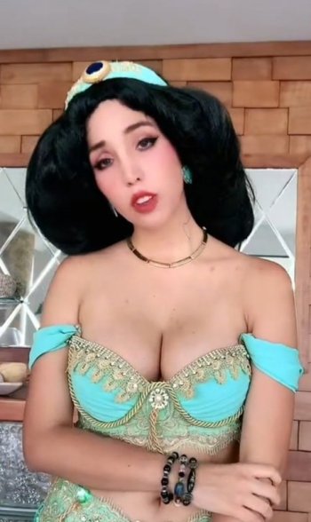 Screenshot_20230207-212341_Video Player.jpg