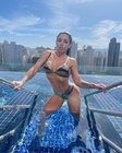 Luiza-Marcato-na-piscina-de-biquini.jpg