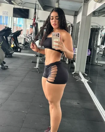 Enfócate en lo que puedes controlar, suelta lo que no 🏋🏽_♀️⚡️🎧.webp