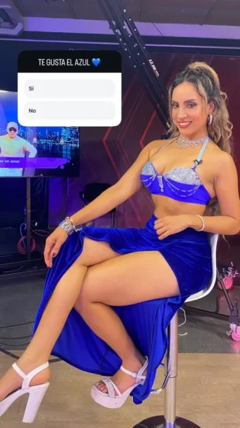pamela_calle_vestido_azul.webp