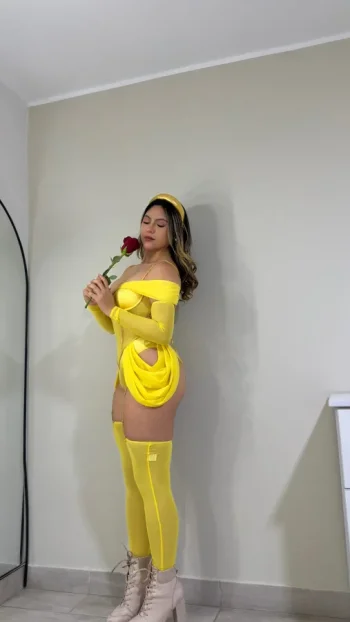 dani_estrada_disfraz_traje_amarillo_1.webp