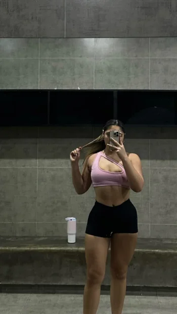 dani_estrada_selfie_gym.webp