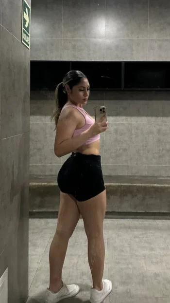 dani_estrada_selfie_gym_2.webp