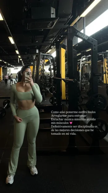 dani_estrada_selfie_gym_4.webp