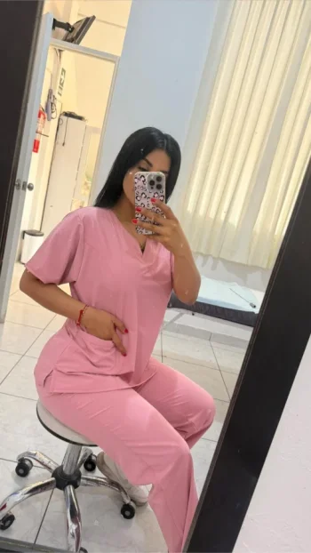 rossy_aguirre_selfie_uniforme_trabajo_2.webp rossy_aguirre_selfie_uniforme_trabajo_2.webp