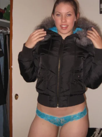 Hot College Poser 150406004.webp