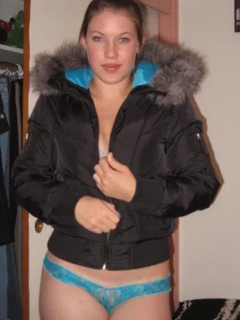 Hot College Poser 150406008.webp