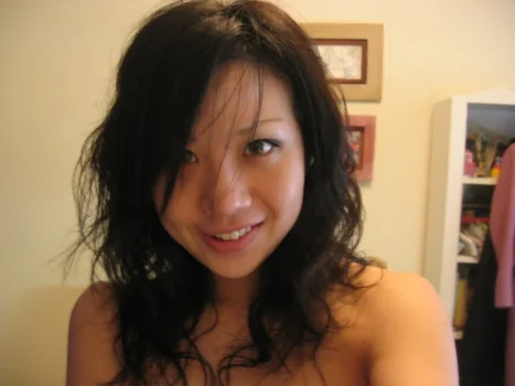 Asian Girlfriend Posing 150406260.webp