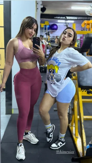 yuleisi_veram_hermana_selfie_gym.webp