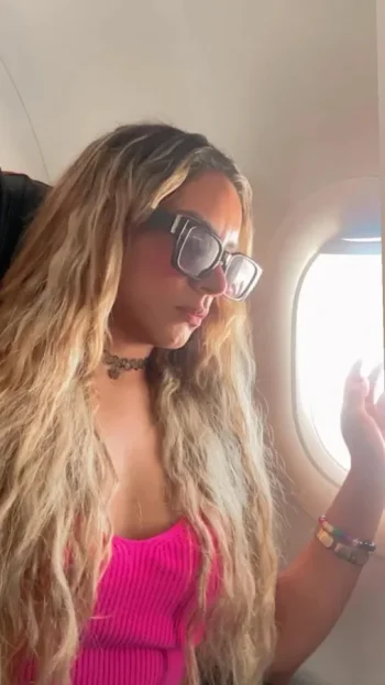 pamela_calle_avion_abordo.webp pamela_calle_avion_abordo.webp