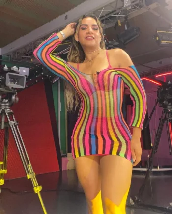 pamela_calle_vestido_arcoiris_2.webp pamela_calle_vestido_arcoiris_2.webp