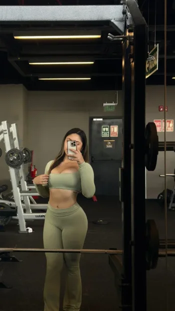 daniela_estrada_selfie_gym.webp