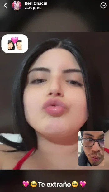 Keri en hotel hablando con el de turno.webp