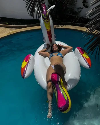 ¿Quien necesita compañía cuando se tiene una piscina solo para ti💦🌴 Se disfrutó del sol, las r.webp ¿Quien necesita compañía cuando se tiene una piscina solo para ti💦🌴 Se disfrutó del sol, las r.webp