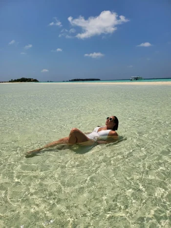 Nadando con tiburones, sin miedo y con el corazón lleno de adrenalina… la vida se vive así, i...webp