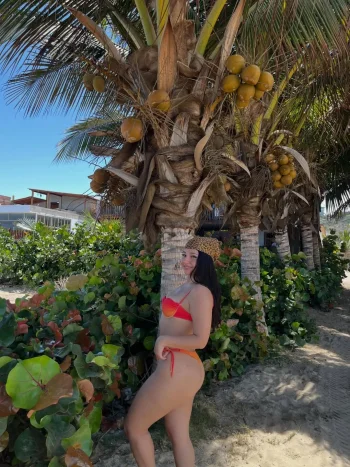 Donde el sol me encuentra feliz y el mar me deja en paz. 🌊☀️#BeachVibes #Verano #Playa #SolYM...webp