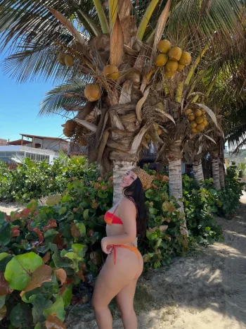 Donde el sol me encuentra feliz y el mar me deja en paz. 🌊☀️#BeachVibes #Verano #Playa #SolYM...webp