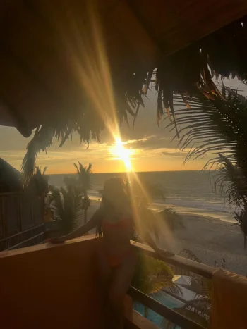 Donde el sol me encuentra feliz y el mar me deja en paz. 🌊☀️#BeachVibes #Verano #Playa #SolYM...webp