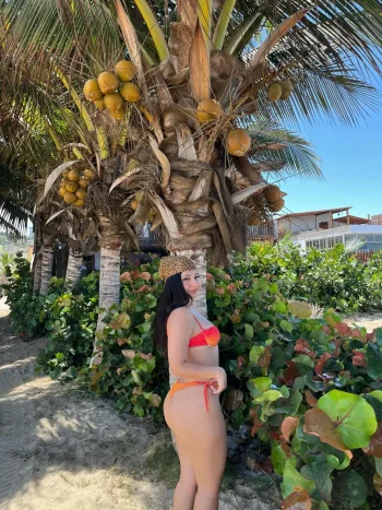 Donde el sol me encuentra feliz y el mar me deja en paz. 🌊☀️#BeachVibes #Verano #Playa #SolYM...webp