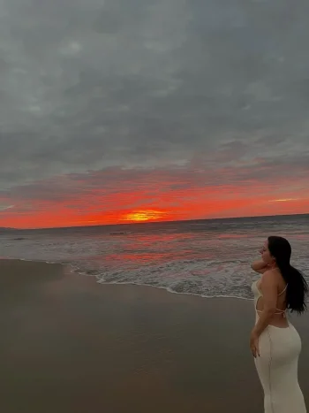 Coleccionando atardeceres y momentos 🌅🌊#SunsetVibes #BeachMood #GoldenHour #Atardecer #playa ...webp