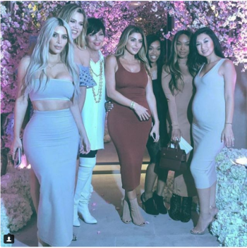 Screenshot-2017-11-13 Así fue el baby shower de Kim Kardashian.png