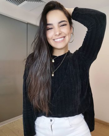 V A L E R I A  F L Ó R E Z on Instagram_ _cual es(JPG).jpg