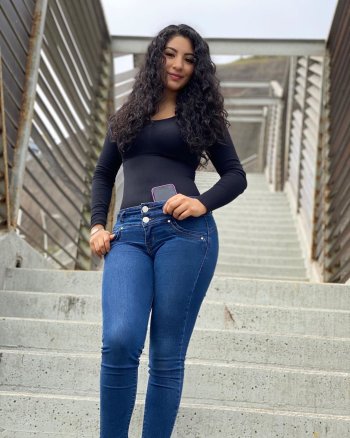 Molly Gereda on Instagram_ _DICEN QUE LA DISTANCIA_1(JPG).jpg