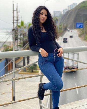 Molly Gereda on Instagram_ _DICEN QUE LA DISTANCIA_0(JPG).jpg