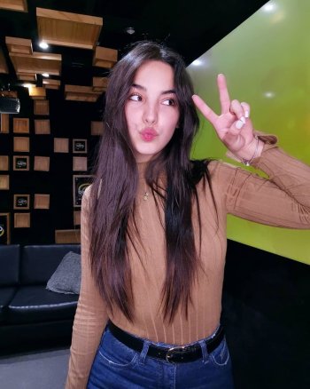 V A L E R I A  F L Ó R E Z (_valeriaflorezc) poste(JPG).jpg